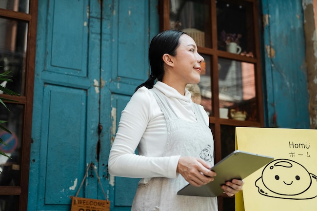 Digital restaurant compliance checklist on tablet